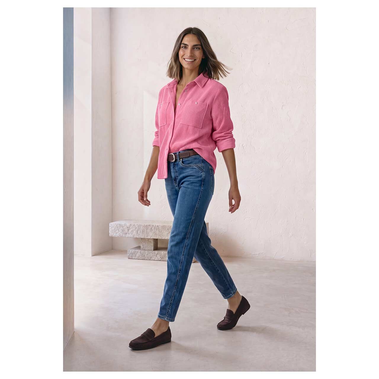 Damen Langarm Cord Bluse Corduroy Shirtcollar Button Detail von Street One in Pink, Ganzkörperansicht am Model