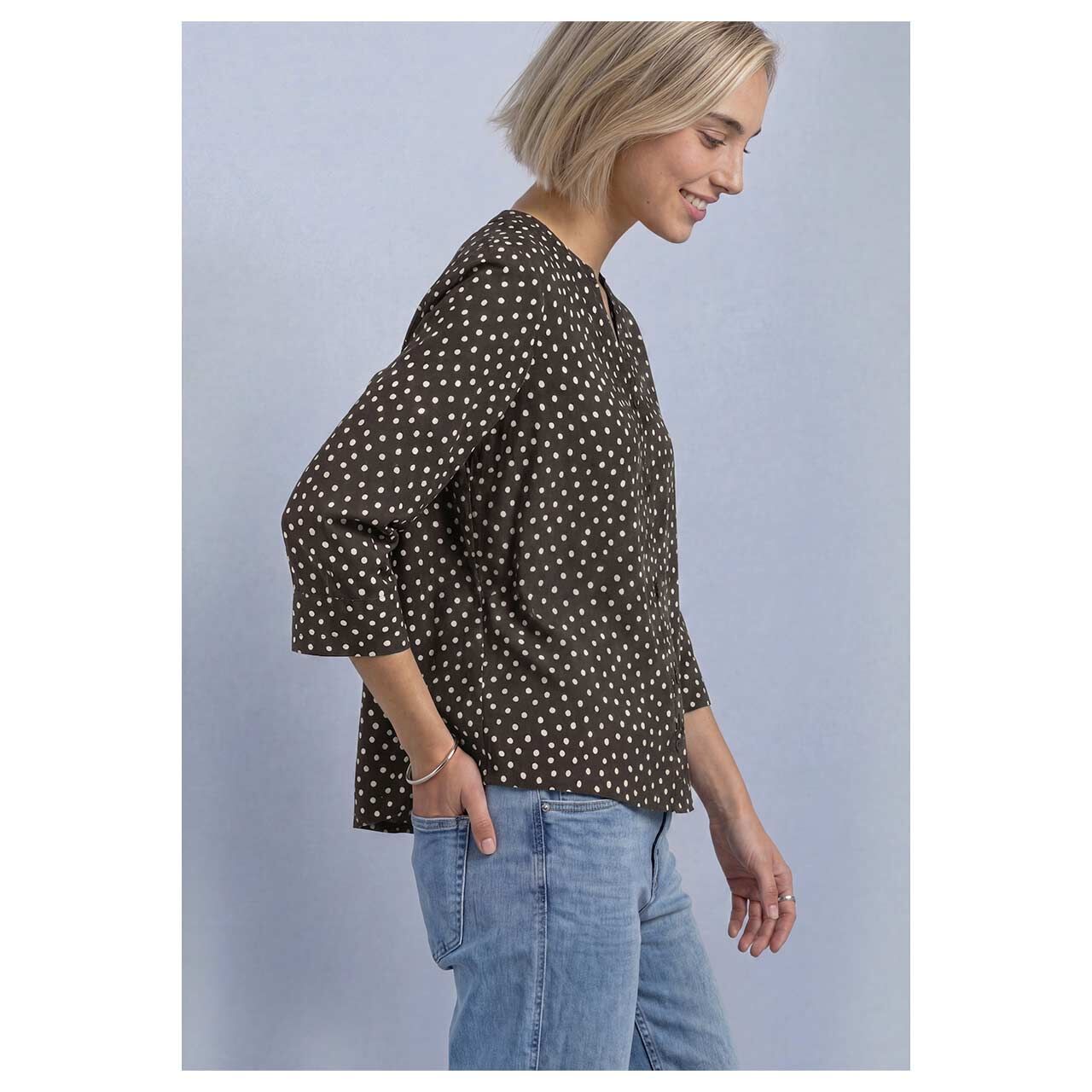 Damen 3/4 Arm Bluse Splitneck Button Detail von Street One in Dunkelbraun mit Print, Seitenansicht am Model