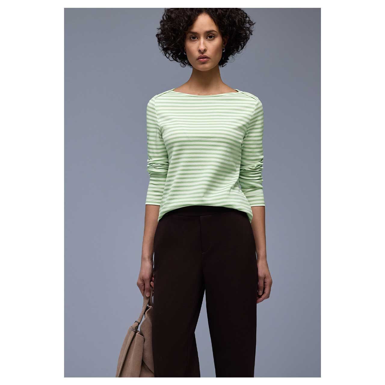 Damen Langarm Shirt U-Boat Stripe von Street One in Pastellgrün gestreift, Vorderansicht am Model