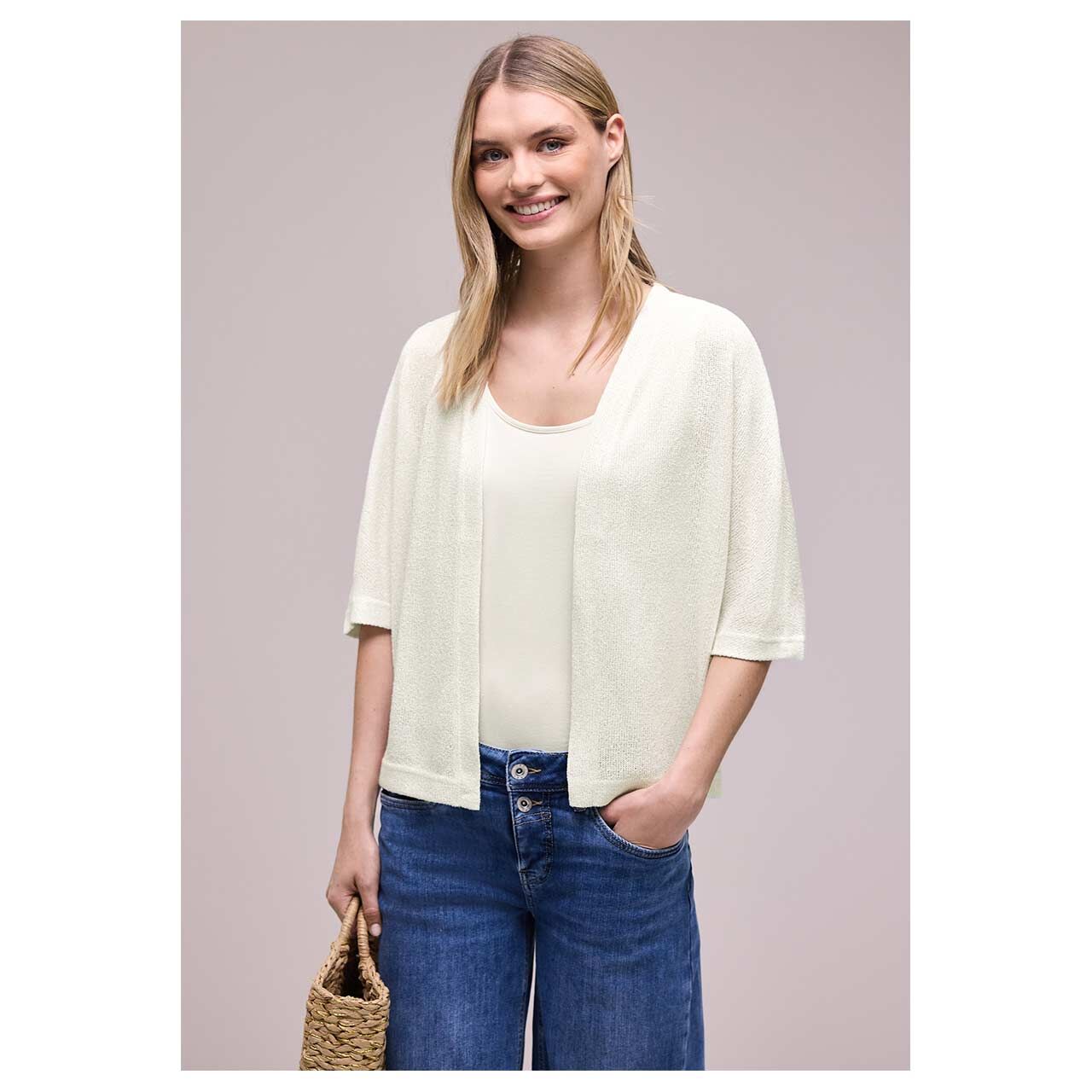 Damen Kurzarm Strickjacke Knit Look Batwing von Street One in Cremeweiß, Vorderansicht am Model