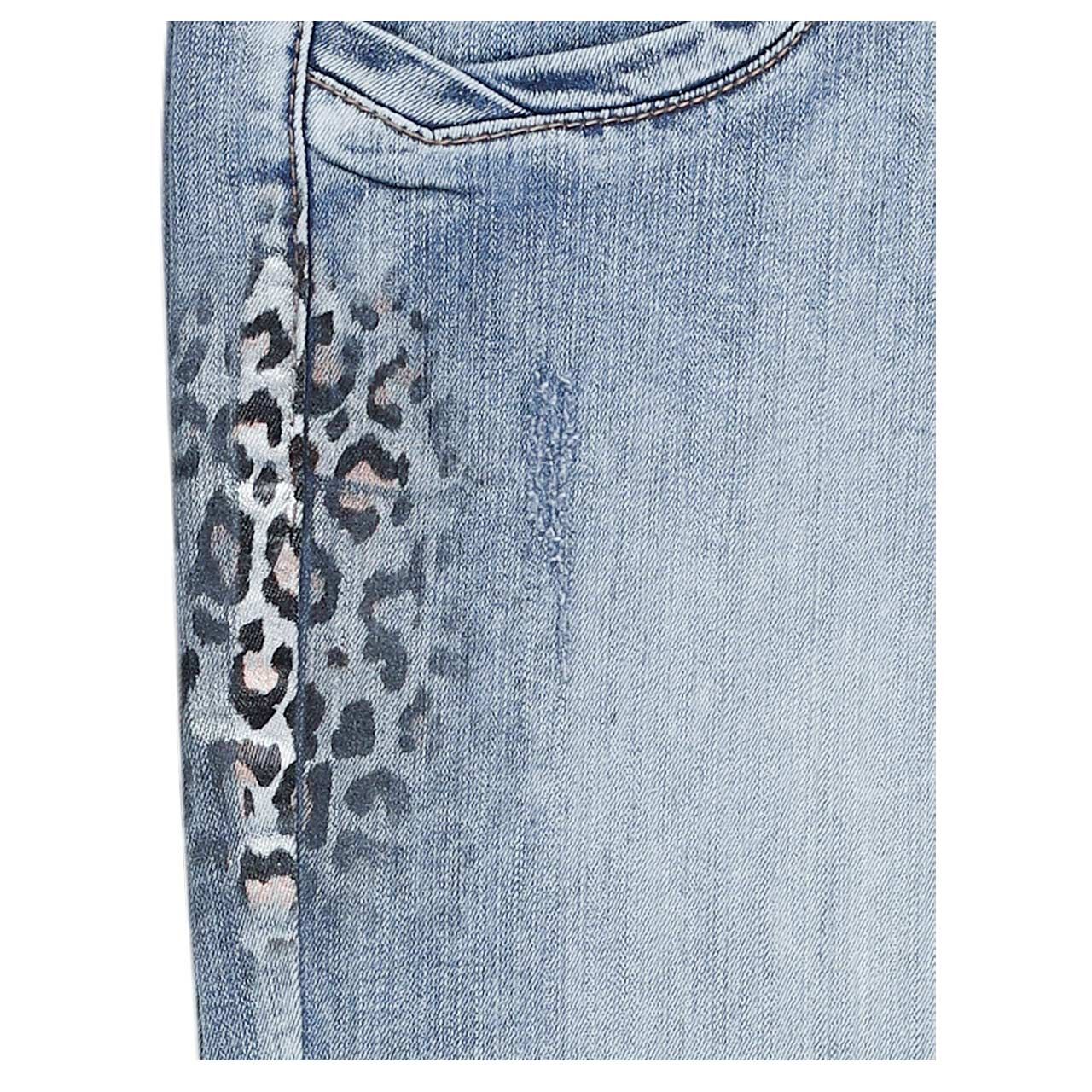 Damenjeans Anna C 7/8 Straight Stretch Denim von Buena Vista in Hellblau mit Used-Effekten, Detailansicht vom Leoprint