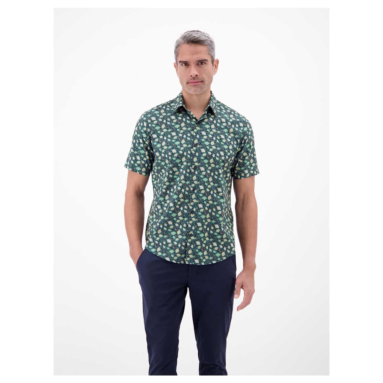 Herren 1/2 Arm Hemd von Lerros in Grün mit Print, Vorderansicht am Model