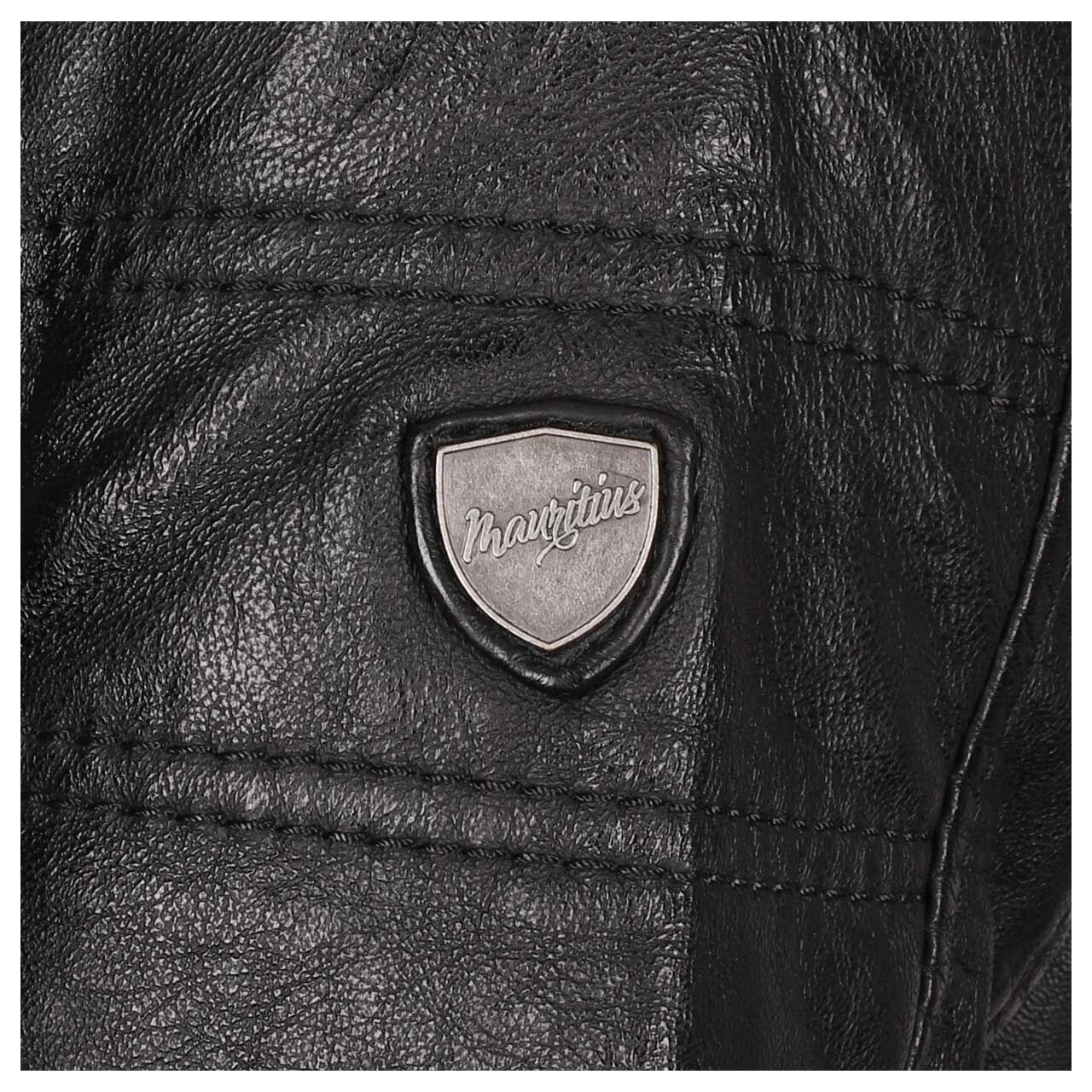 Detailansicht des Logos auf dem Ärmel der Herren Lederjacke Rylo Lakev von Mauritius in Schwarz