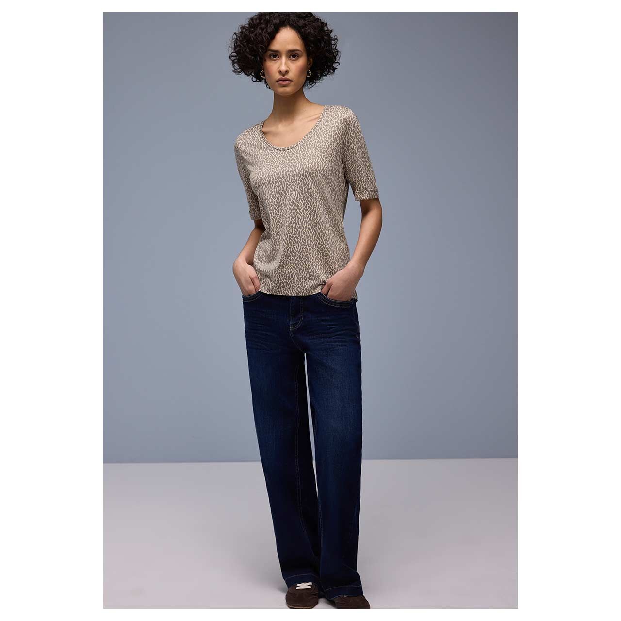 Damen T-Shirt Printed Rounded V-Neck von Street One in Beige mit Print, Ganzkörperansicht am Model