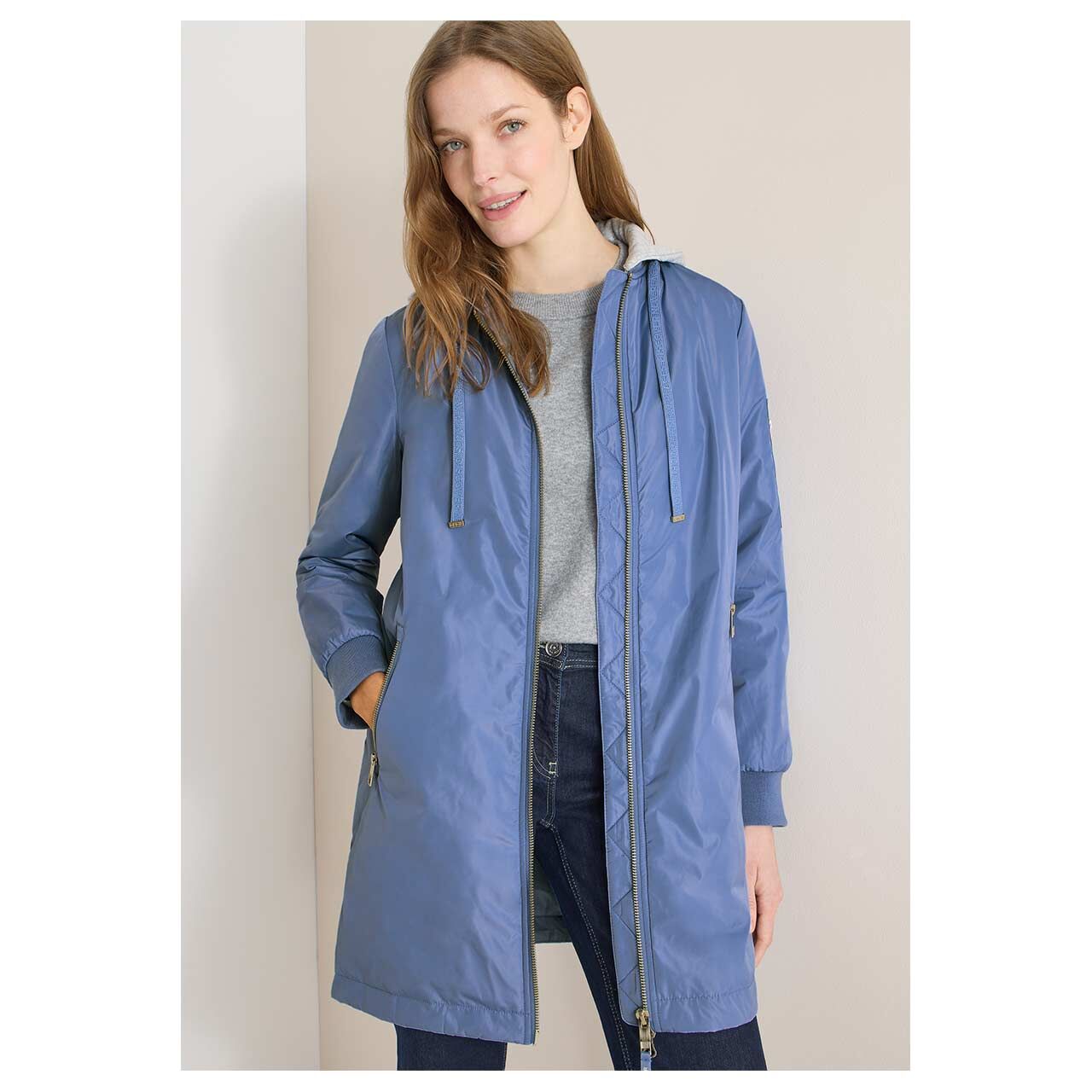 Damenjacke von Cecil in der Farbe Hellblau, Vorderansicht am Model