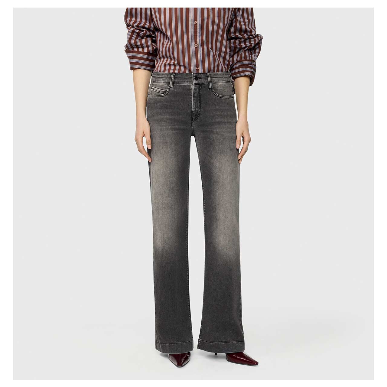 Stretch Damenjeans Dream Wide von MAC in Grau verwaschen, Vorderansicht am Model