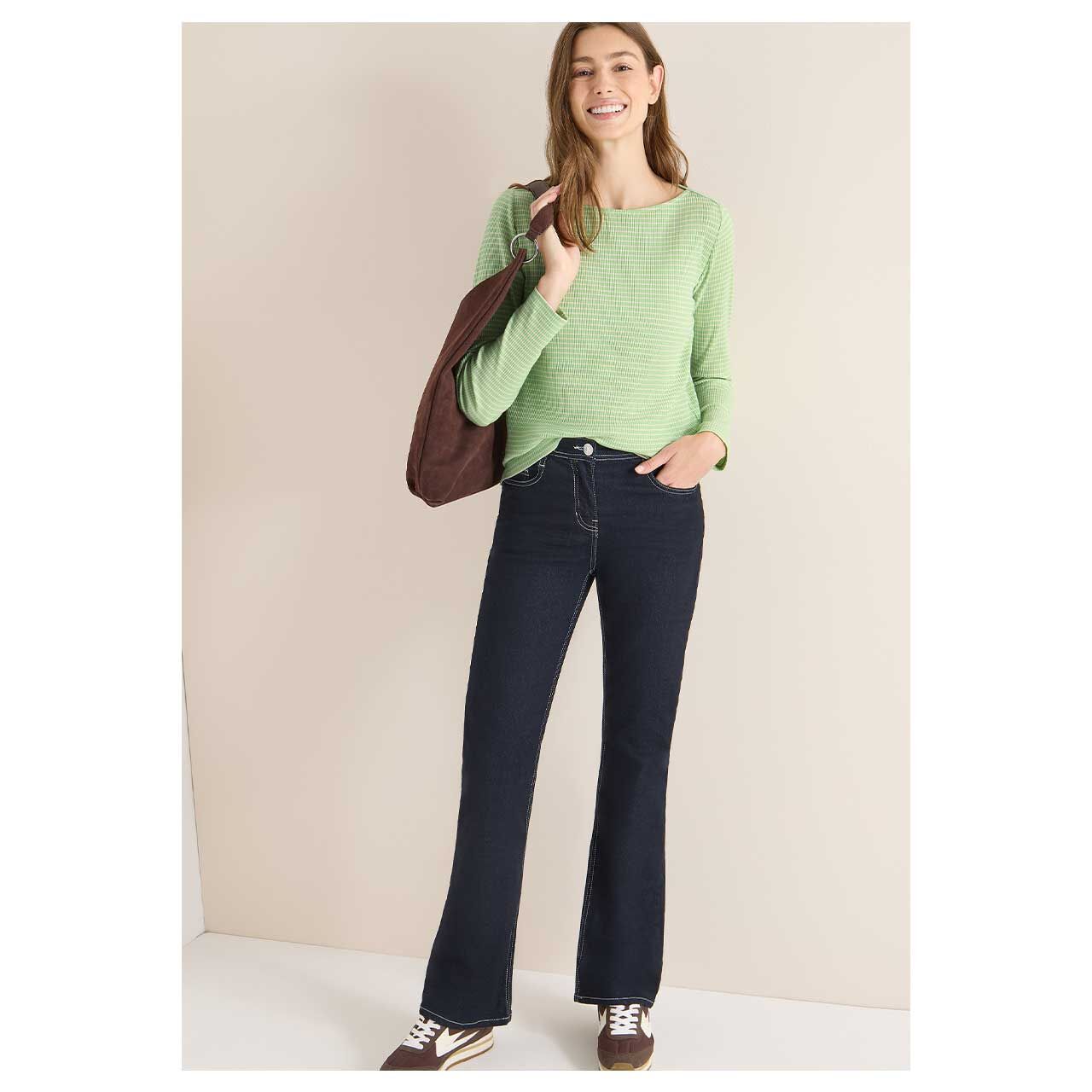 Damen Langarm Shirt Stripe Rib Boatneck von Cecil in Hellgrün gestreift, Ganzkörperansicht gestylt am Model