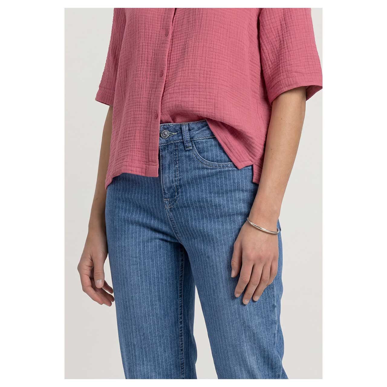 Damen Ankle Jeans Karlie Barrel von Street One in Blau gestreift, detaillierte Vorderansicht am Model