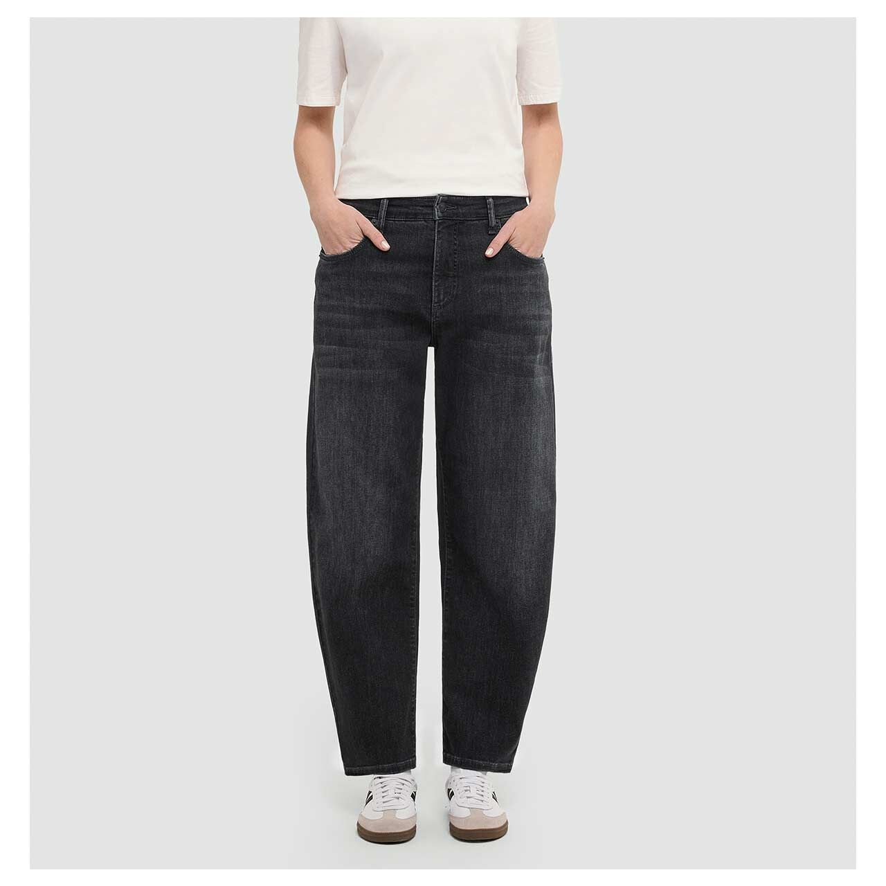 Damen Ankle Jeans Danni von MAC in Schwarz verwaschen, Vorderansicht am Model