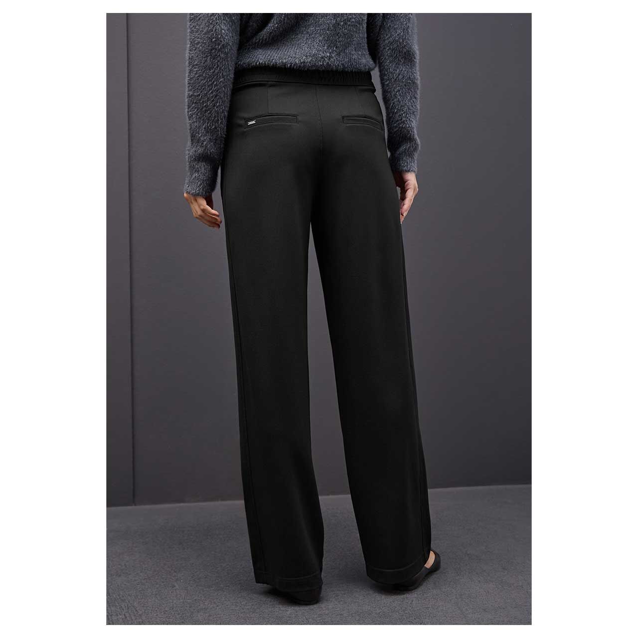 Stretch Damenhose Buckle Straight Leg von Street One in Schwarz, Rückansicht am Model