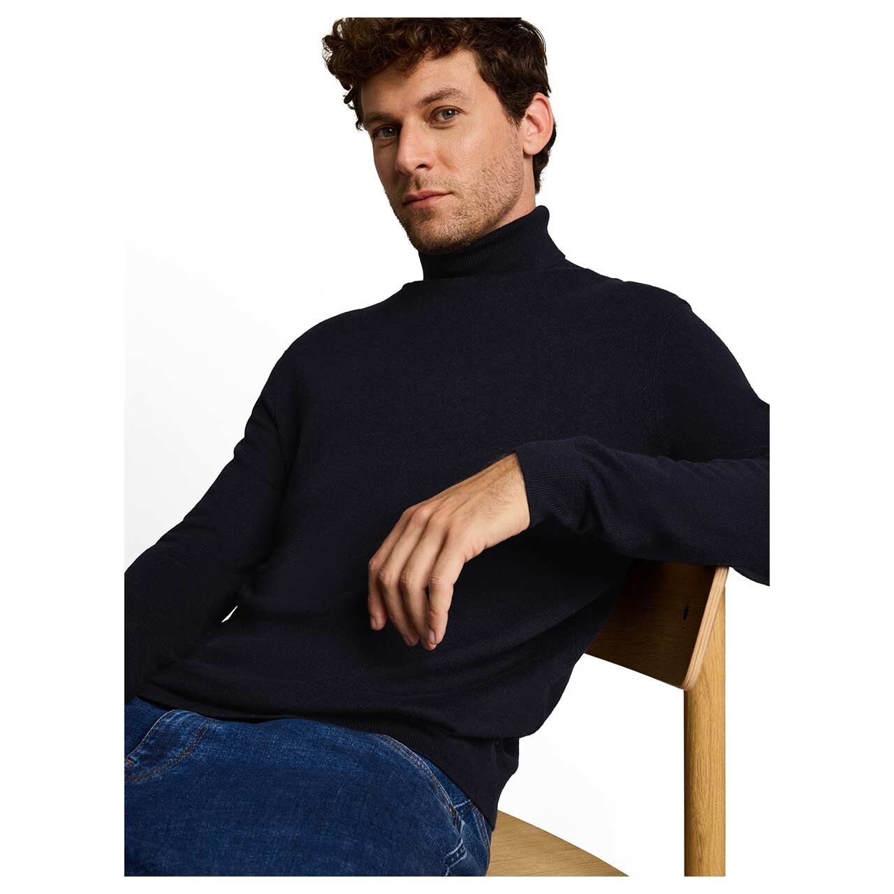 Herren Rollkragen Pullover Cashmere Turtleneck Knit von Tom Tailor in Dunkelblau meliert, Detailansicht am Model