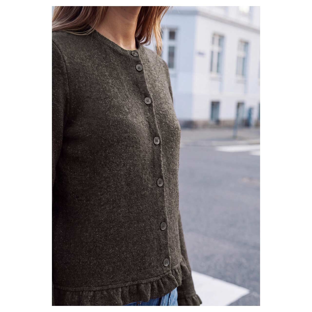 Damen Strickjacke Soft Jacket Frills von Street One Studio in Dunkelbraun meliert, detaillierte Vorderansicht am Model