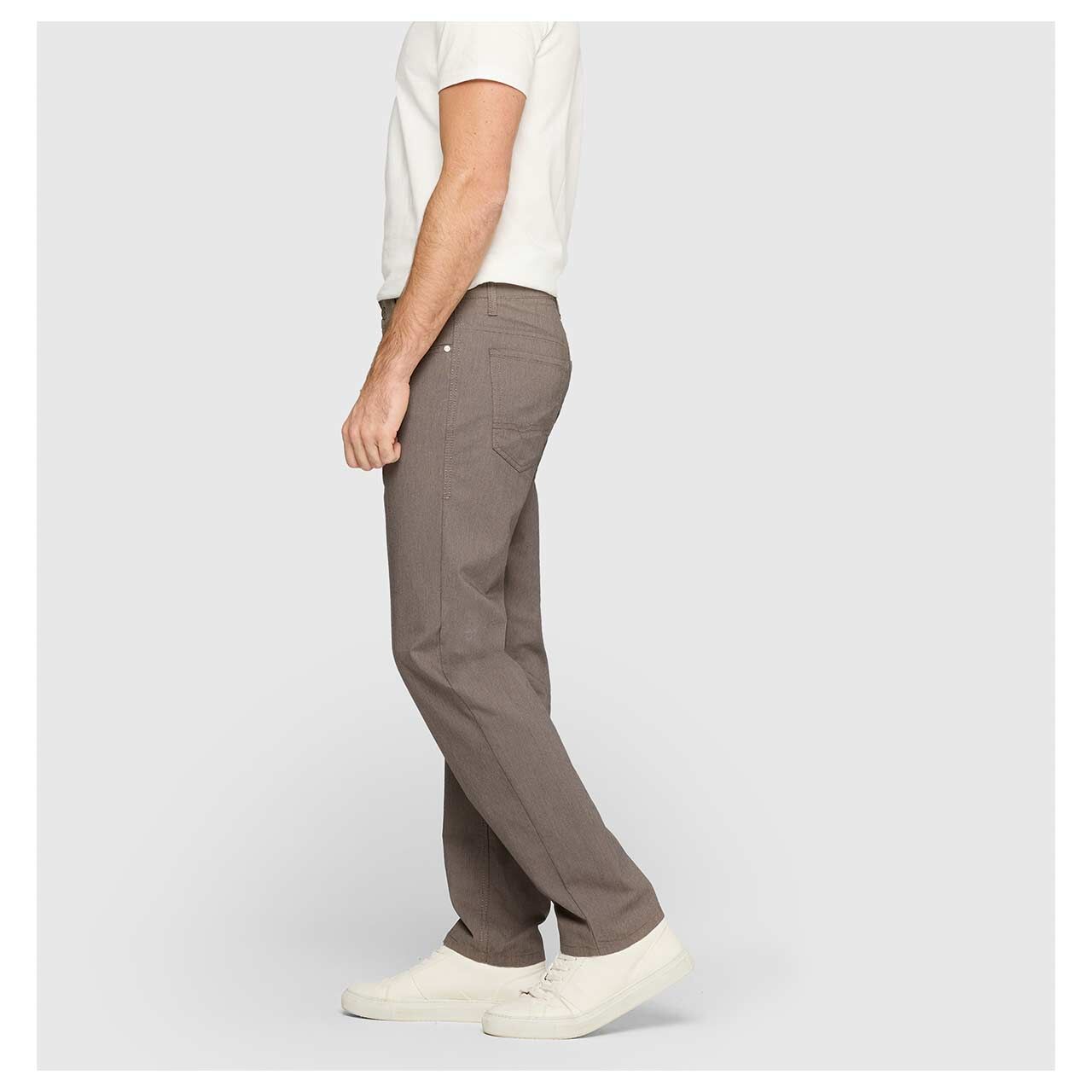 Stretch Herren Baumwollhose Arne von MAC in Braungrau, Seitenansicht am Model