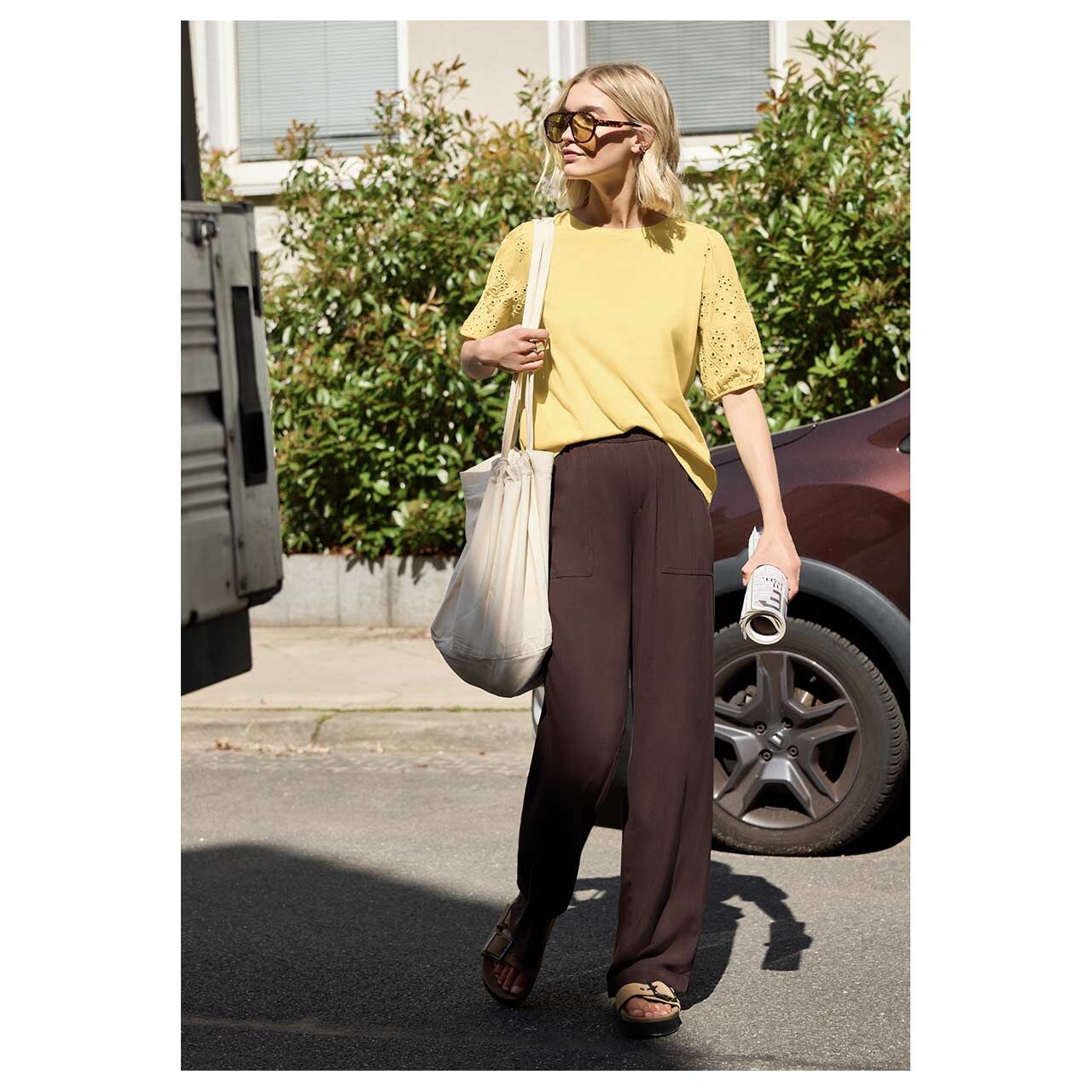 Damen T-Shirt Embroidered Woven Puff Sleeves von Street One Studio in Gelb, Ganzkörperansicht am Model