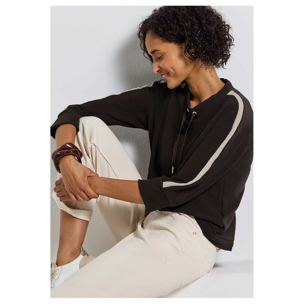 Damen 3/4 Arm Shirt Ottoman Kick von Street One in Dunkelbraun, Detailansicht am sitzenden Model