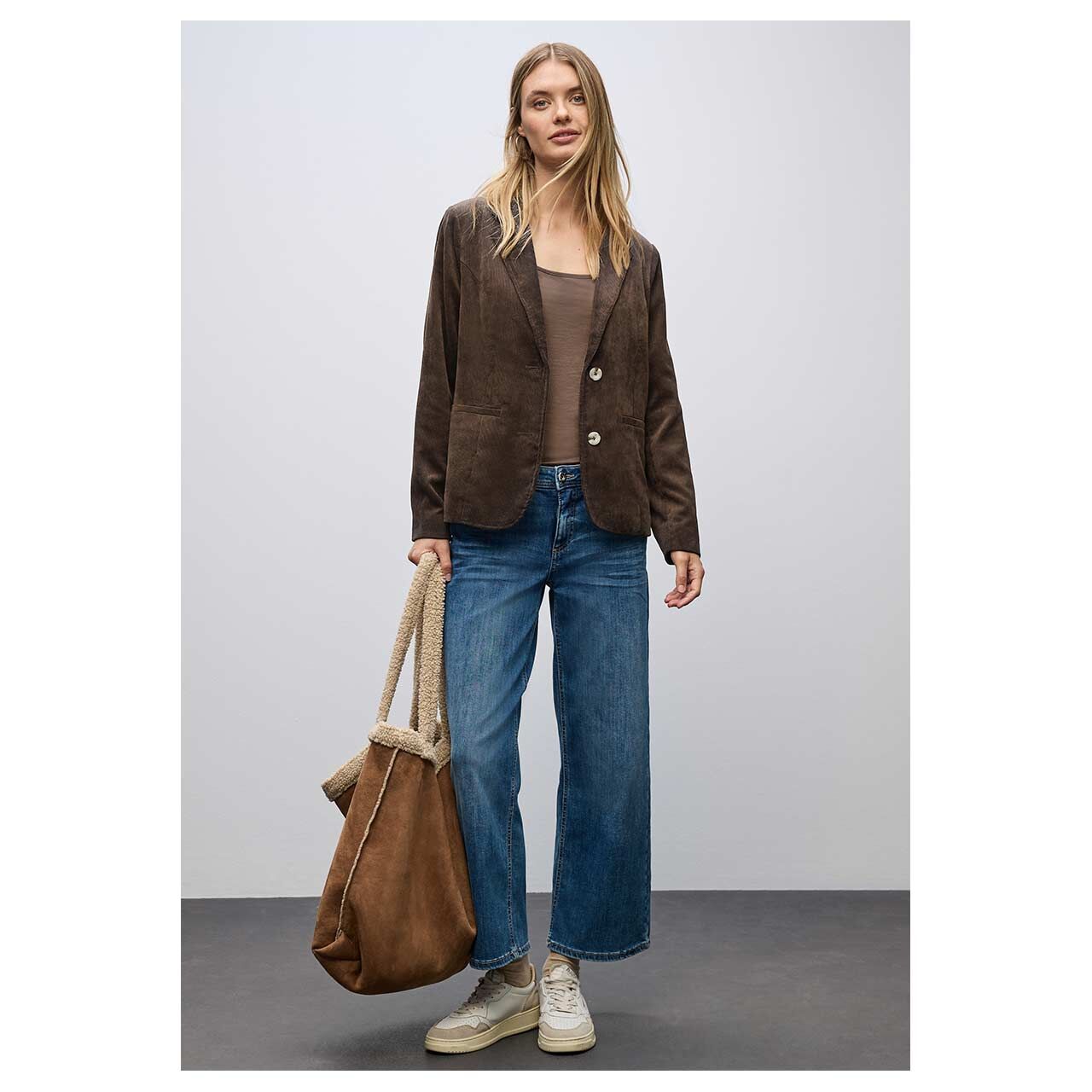 Damen Cord Blazer Corduroy von Street One in Dunkelbraun, Ganzkörperansicht am Model gestylt