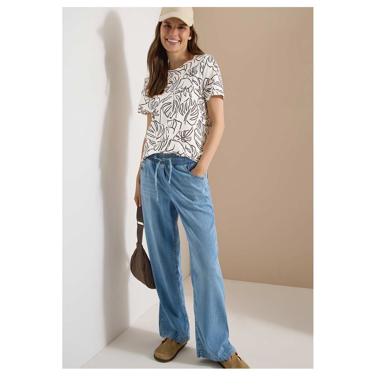 Damen T-Shirt Outline Basic von Cecil in Cremeweiß mit Print, Ganzkörperansicht am Model