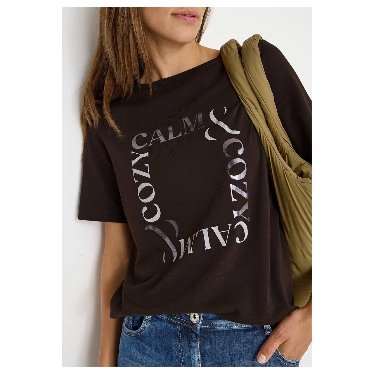 Damen T-Shirt Calm and Cozy von Cecil in Dunkelbraun mit Print, detaillierte Vorderansicht am Model