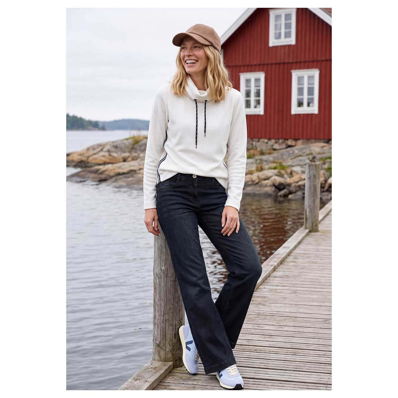 Neele Wideleg Jeans von Cecil in Dunkelblau angewaschen, Ganzkörperansicht am Model