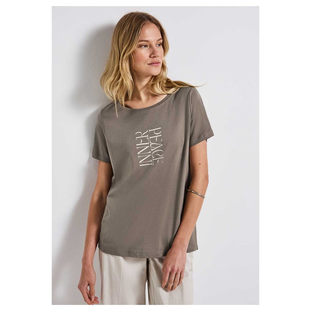 Vorderansicht im Detail des getragenen Damen T-Shirt von Street One in Sandbraun mit Print