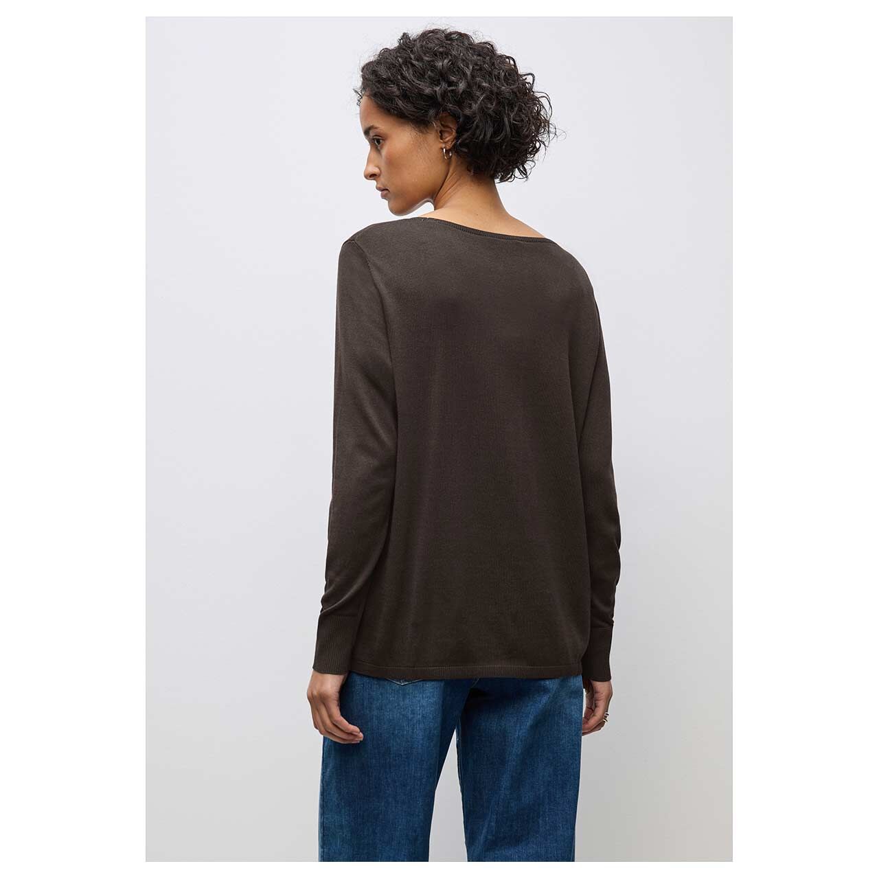 Damen Pullover Rounded U-Boat Neck von Street One in Dunkelbraun, Rückansicht am Model