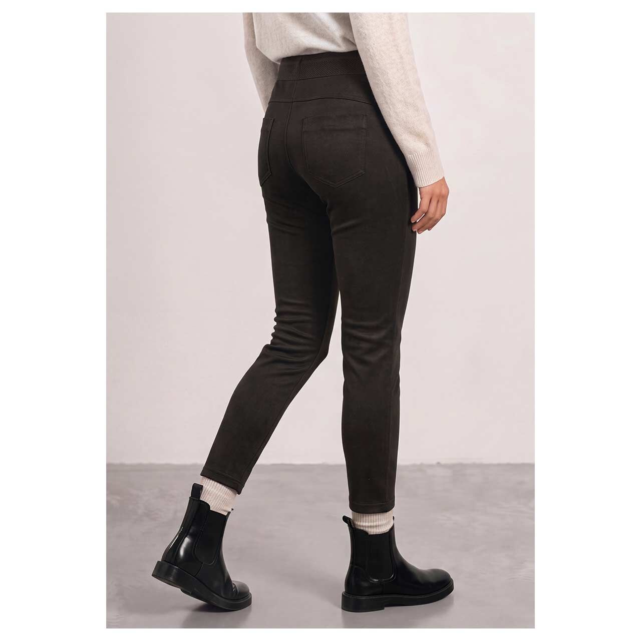 Damen Ankle Hose Hope Velours von Street One in Dunkelbraun, Rückansicht am Model