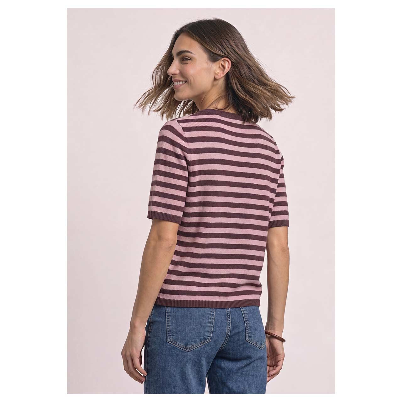 Damen Kurzarm Pullover Cosy Sweater von Street One in Lila gestreift, Rückansicht am Model