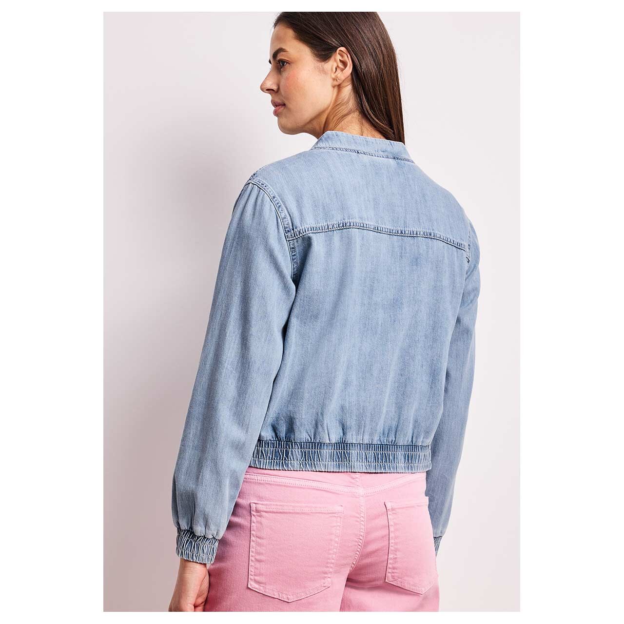 Damen Jeansjacke Bomber Jacket von Street One in Blau angewaschen, Rückansicht am Model