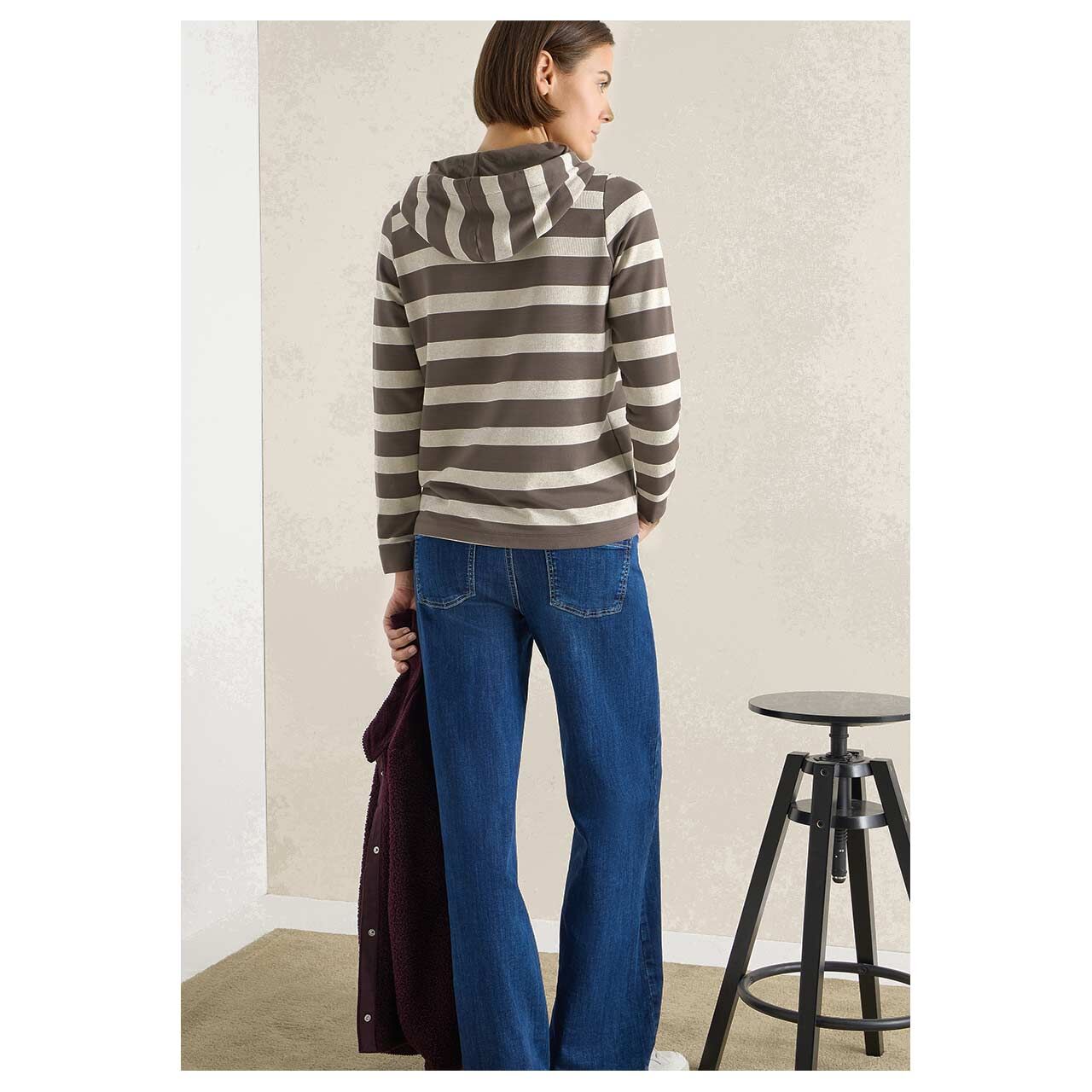 Damen Hoodie Sweatshirt von Cecil in Braun gestreift, Rückansicht am Model