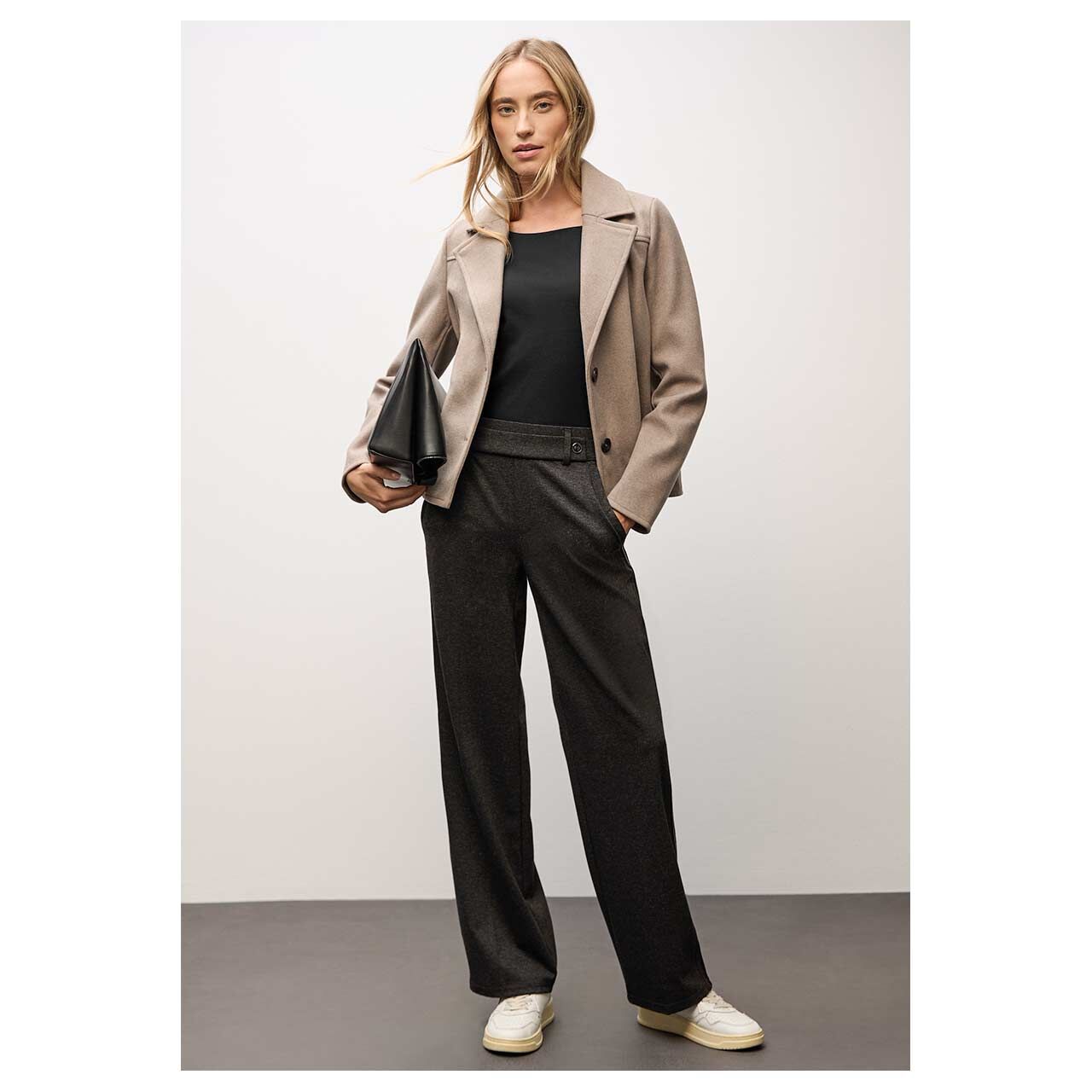 Damen Langarm Shirt Lanea von Street One in Schwarz, Ganzkörperansicht am Model