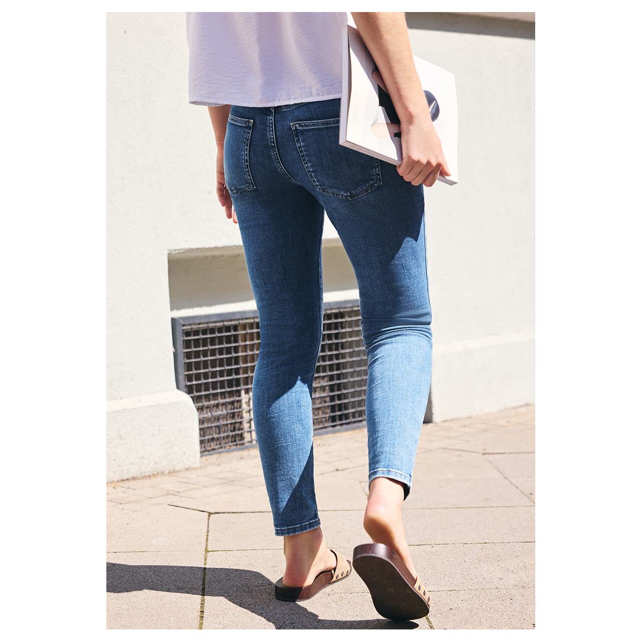 Damen Ankle Jeans Kim von Street One Studio in Blau verwaschen, Rückansicht am Model