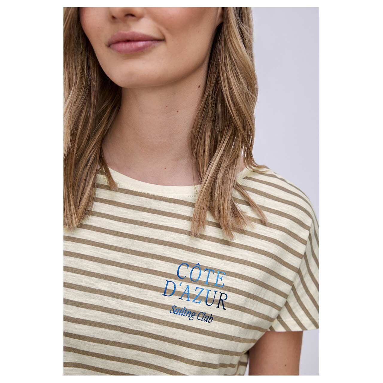 Damen T-Shirt Striped Chest Print von Street One in Beige gestreift, detaillierte Vorderansicht am Model