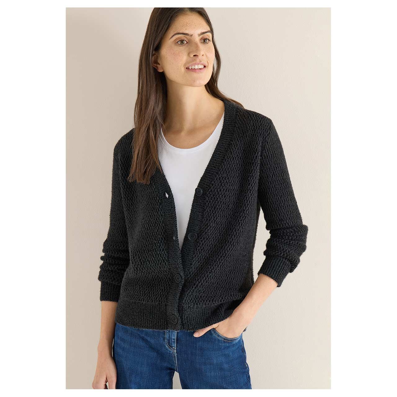 Damen Strickjacke Featheryarn Cardigan von Cecil in Dunkelgrau, Ganzkörperansicht am Model
