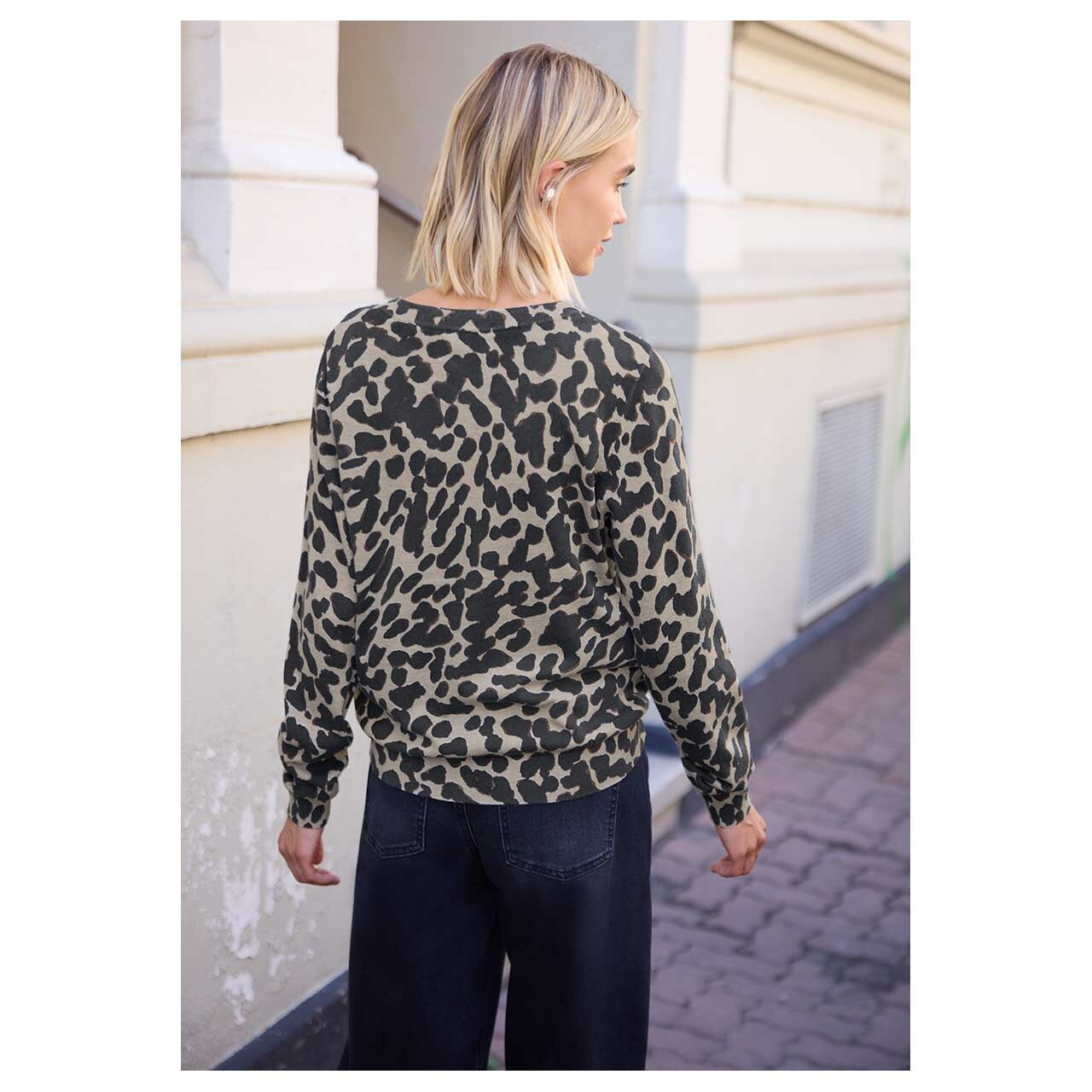 Damen Strickjacke Printed Cardigan von Street One Studio in Beige mit Print, Rückansicht am Model