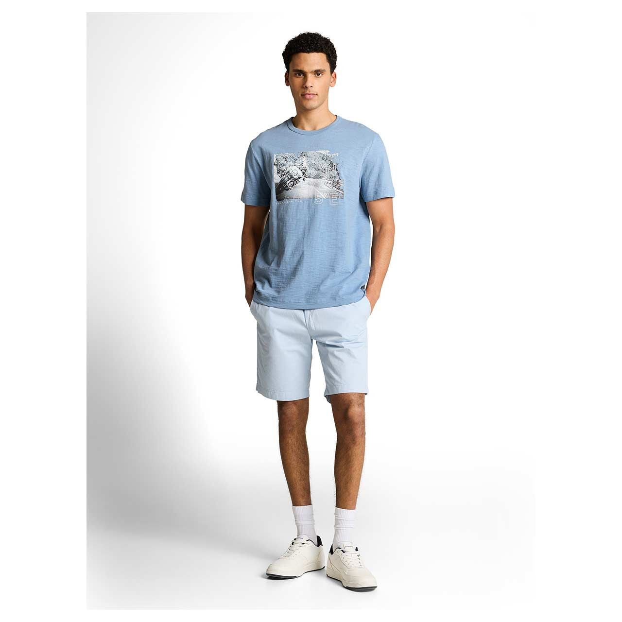 Herren T-Shirt von Tom Tailor in Blau mit Print, Ganzkörperansicht am Model