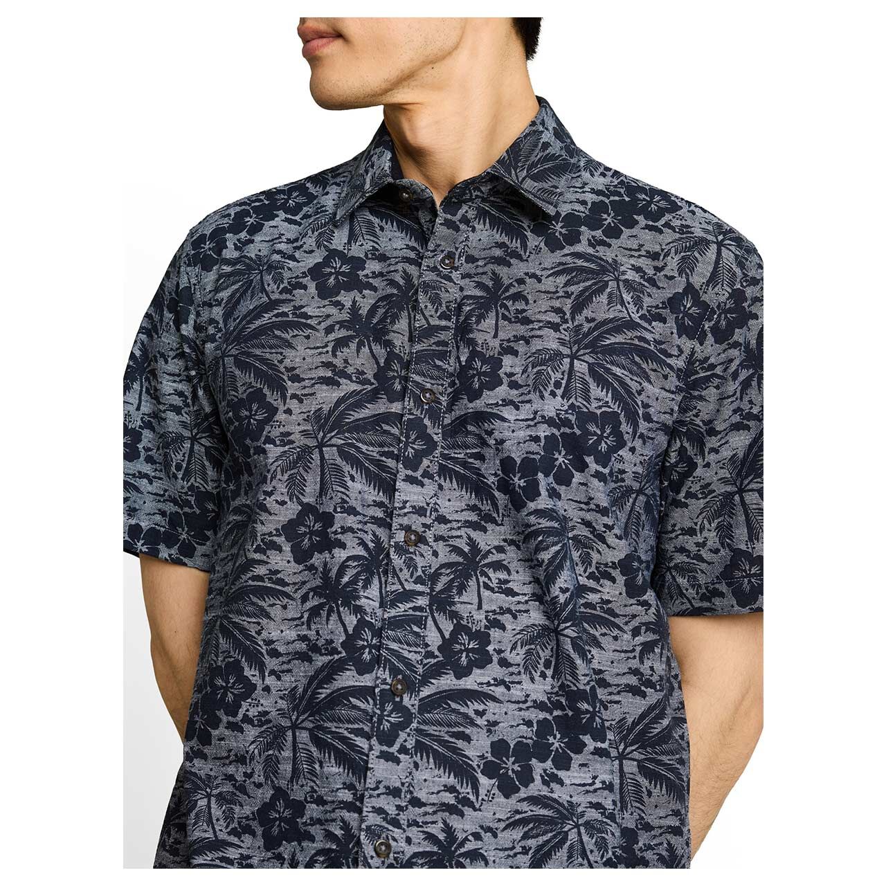 Herren 1/2 Arm Hemd von Tom Tailor in Dunkelblau mit Print, detaillierte Vorderansicht am Model