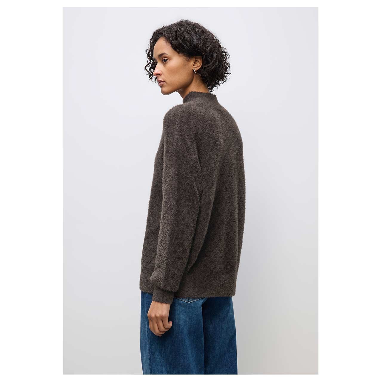 Damen Pullover Fluffy Pointelle Sweater von Street One in Dunkelbraun, Seitenansicht am Model