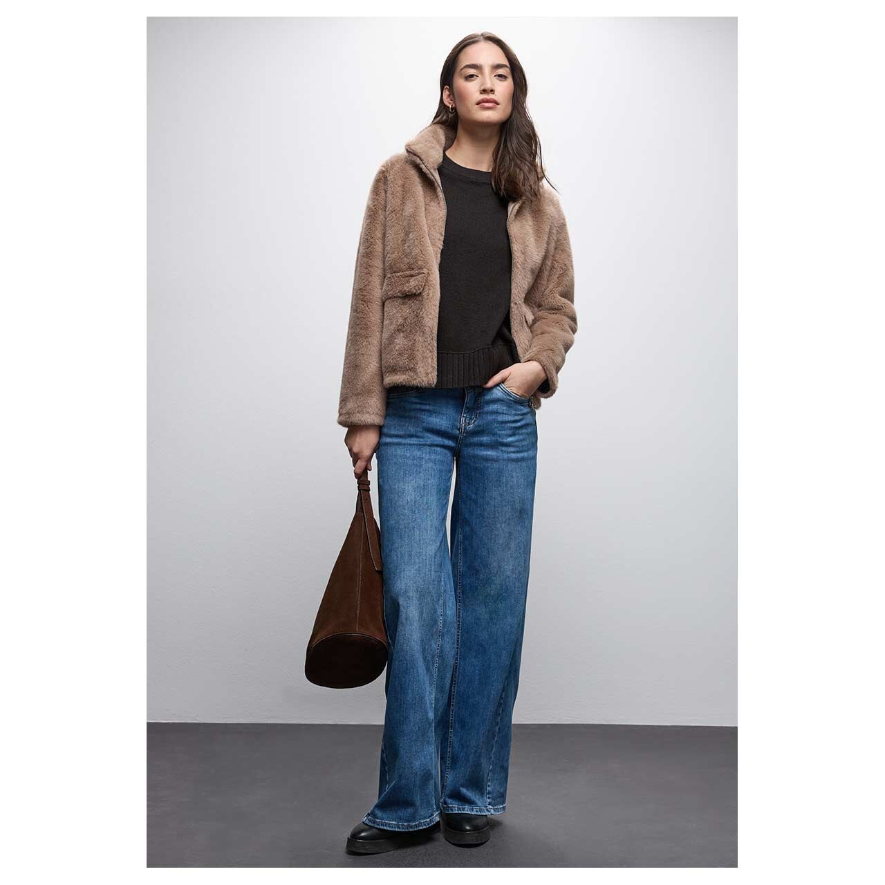 Damen Pullover Round Neck Sweater von Street One in Dunkelbraun, Ganzkörperansicht Outfit am Model