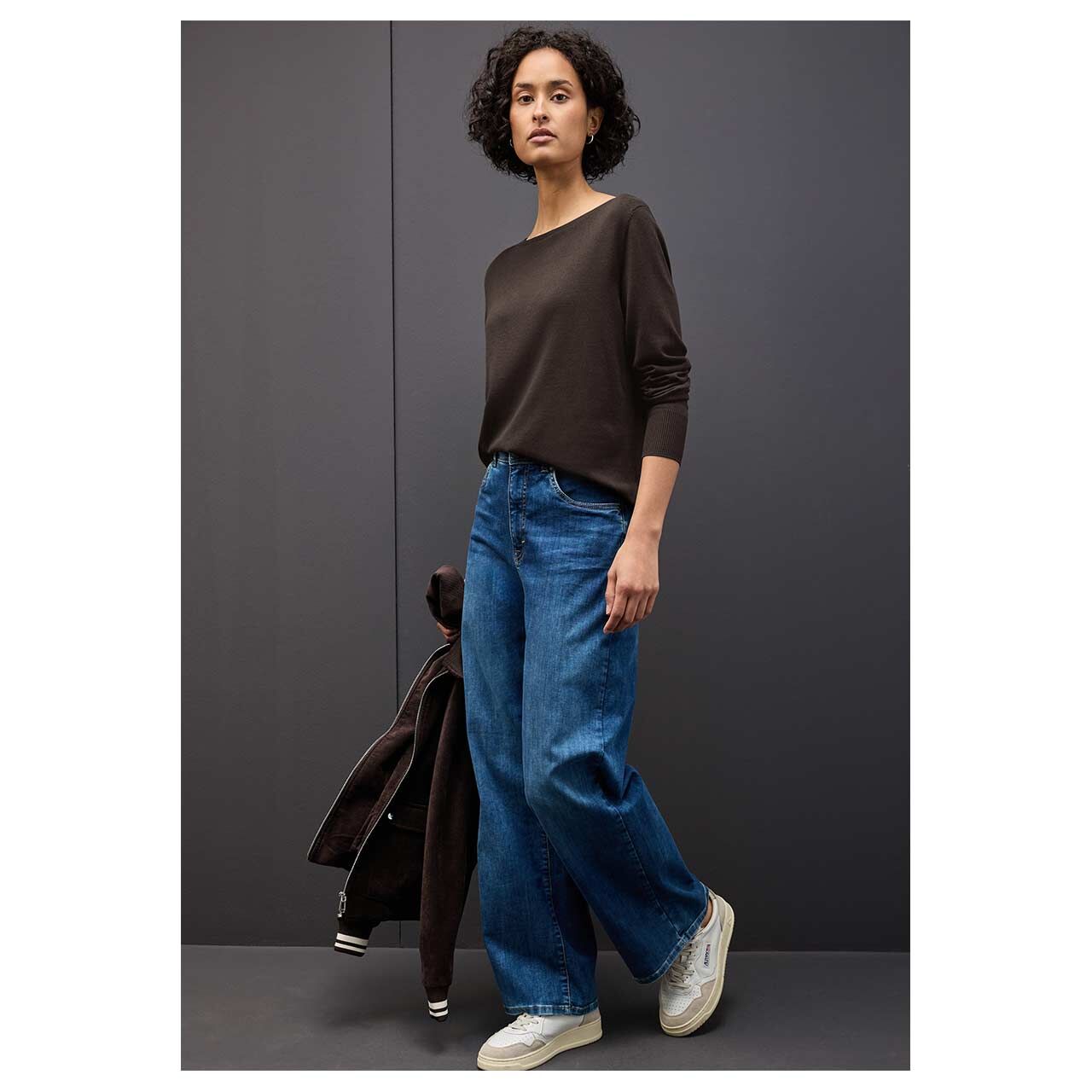 Damen Pullover Rounded U-Boat Neck von Street One in Dunkelbraun, Ganzkörperansicht am Model