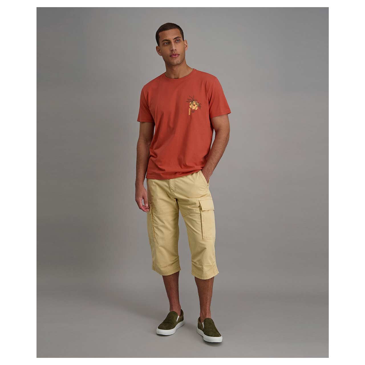 Stretch Herren 3/4 Cargo Baumwollhose Corey in Hellbraun, Vorderansicht am Model