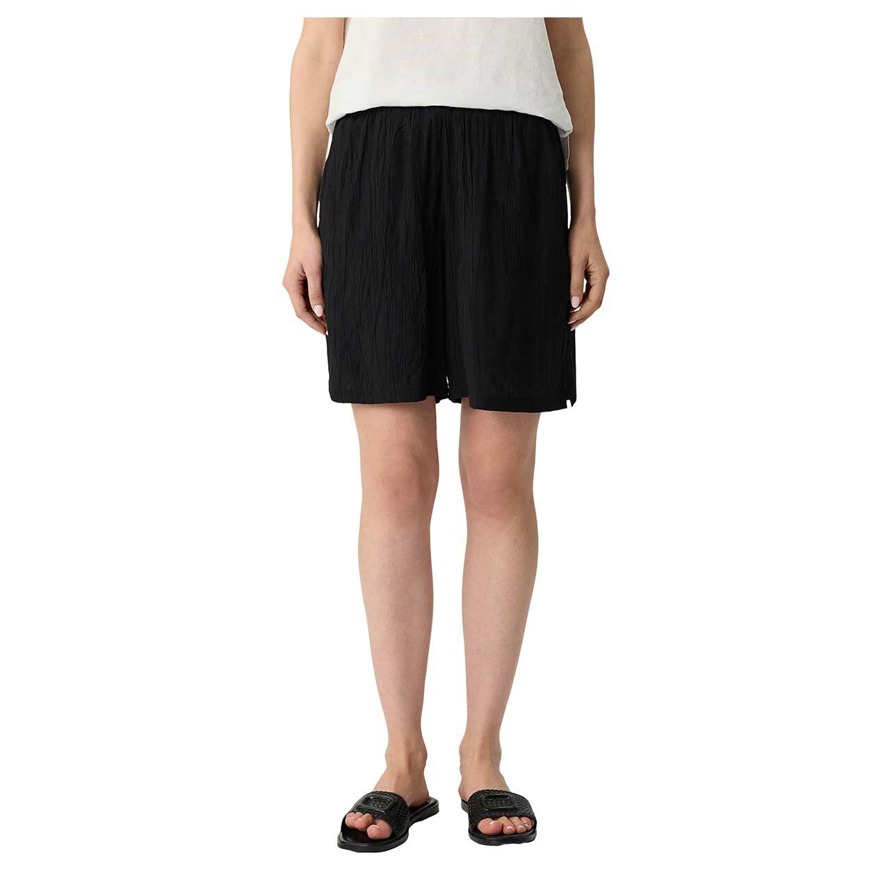 Damen Shorts von Comma in Schwarz, nahe Vorderansicht am Model