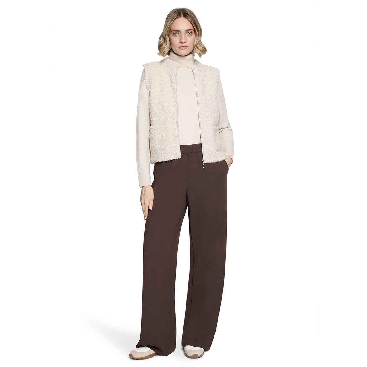 Damen Strickweste von Betty Barclay in Hellbeige, detaillierte Vorderansicht am Model