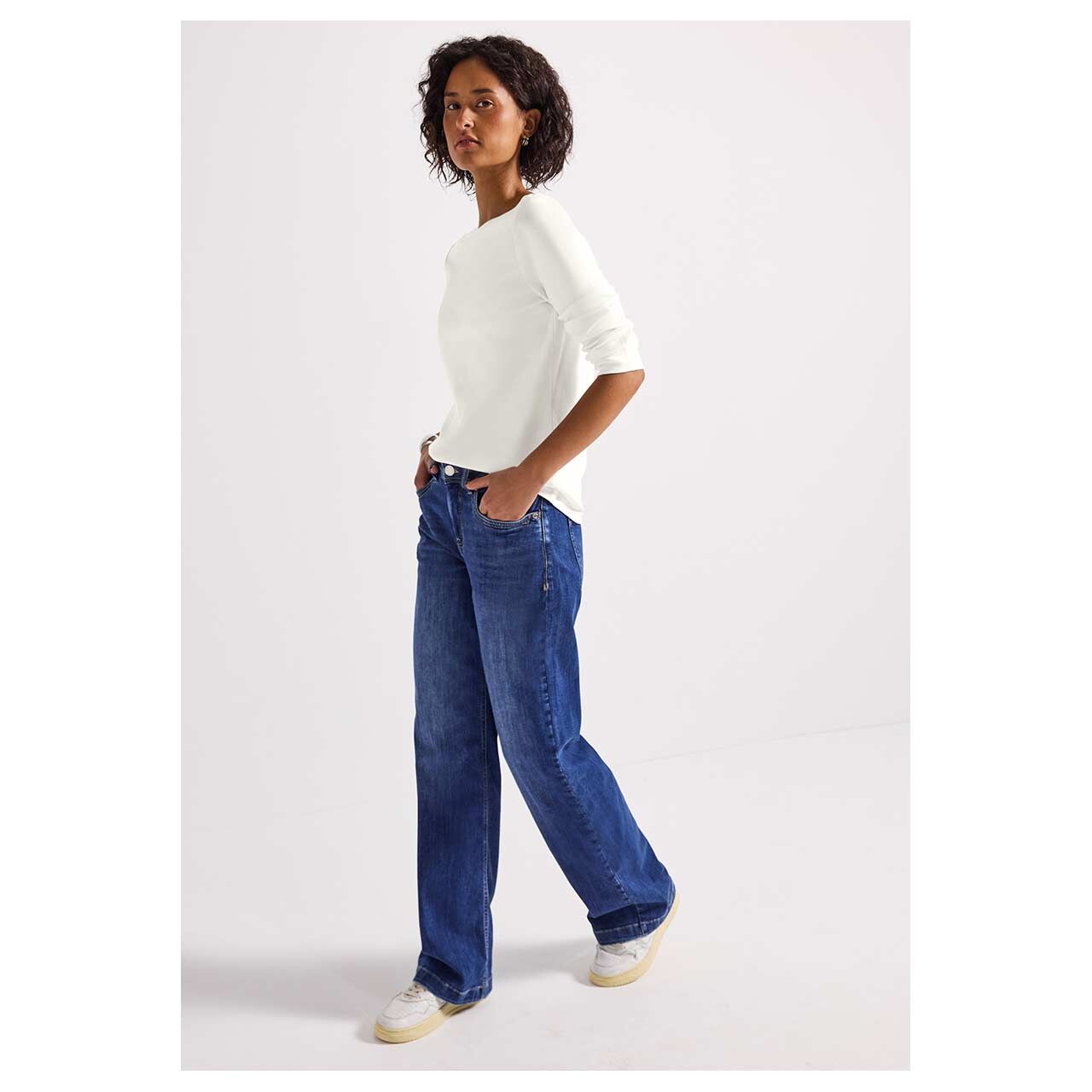 Damen 3/4 Arm Shirt Basic U-Boat von Street One in Cremeweiß, Ganzkörperansicht am Model