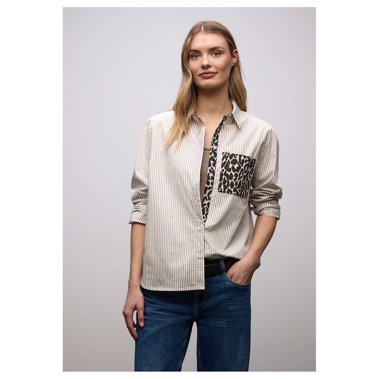 Damen Langarm Bluse Striped Shirtcollar von Street One in Braun gestreift, Vorderansicht am Model