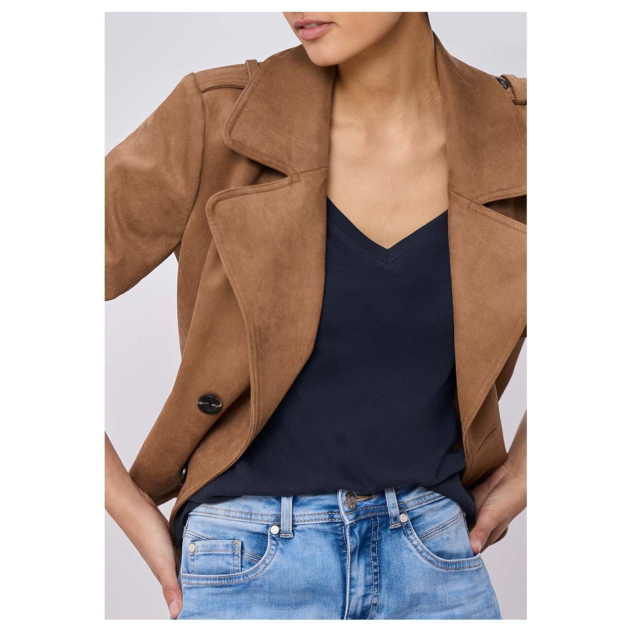 Damen T-Shirt Basic V-Neck von Street One in Dunkelblau, detaillierte Vorderansicht am Model