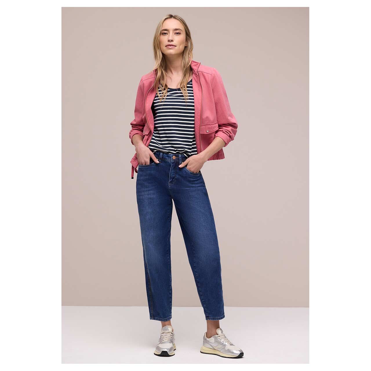 Damen T-Shirt Gerda von Street One in Dunkelblau gestreift, Ganzkörperansicht am Model