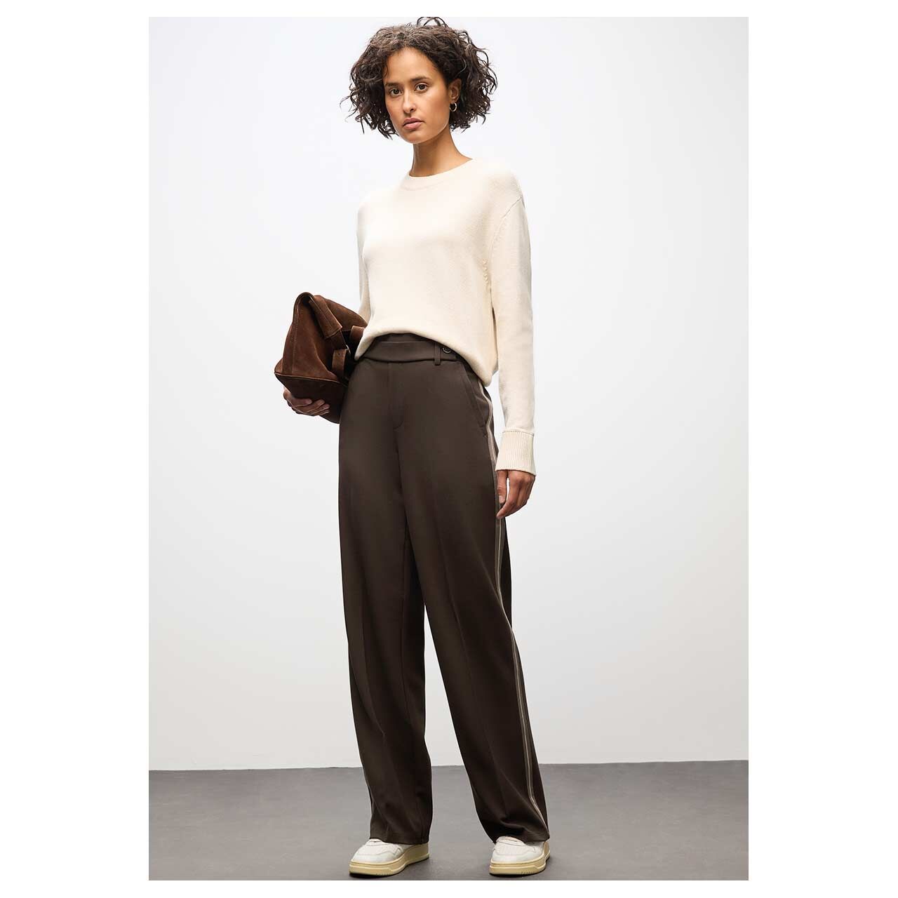 Stretch Damenhose Straight Leg von Street One in Dunkelbraun, Ganzkörperansicht am Model