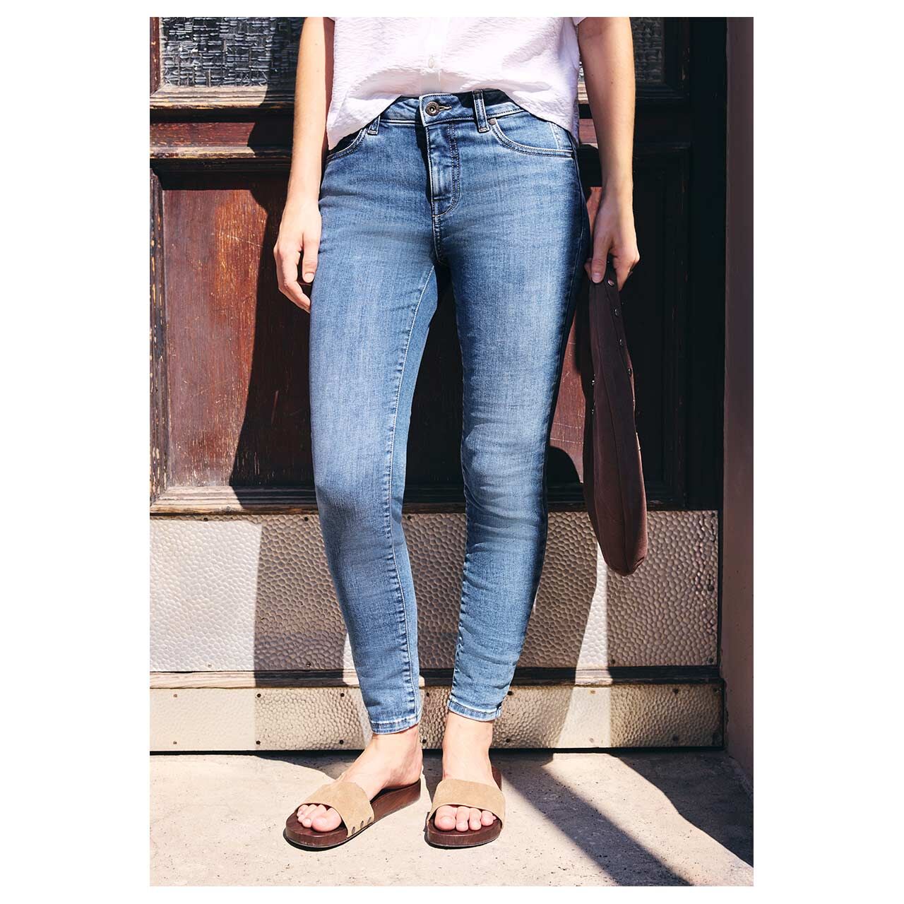 Damen Ankle Jeans Kim von Street One Studio in Blau verwaschen, Vorderansicht am Model