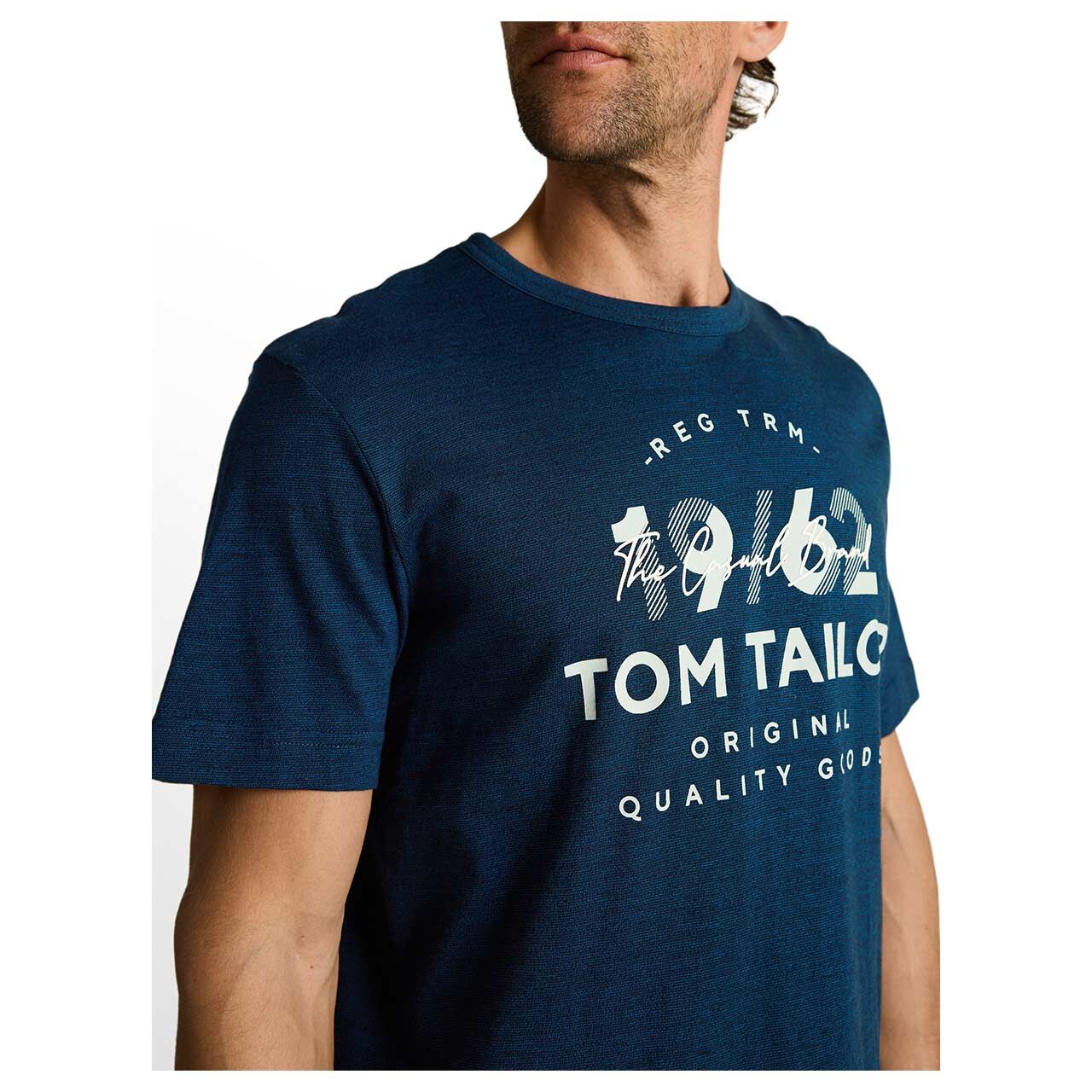 Herren T-Shirt Fine Stripe von Tom Tailor in Dunkelblau meliert mit Print, detaillierte Vorderansicht mit Model