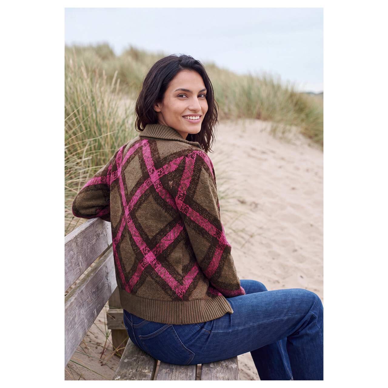 Damen Strickjacke Cosy Featheryarn Cardigan von Cecil in Braun kariert, Ganzkörperansicht am Model